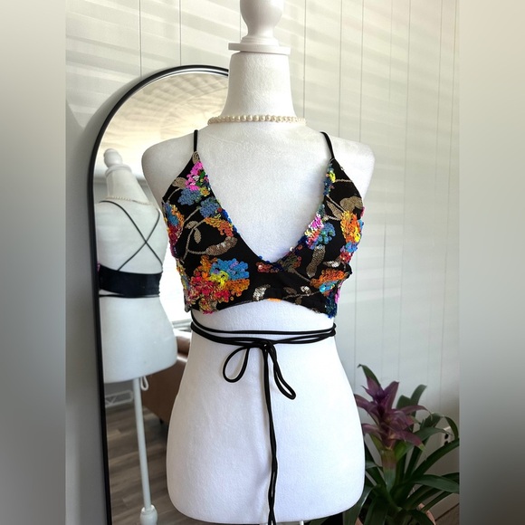🏖️ never worn Gorgeous colorful sequins floral halter top with excellent. - Picture 2 of 6